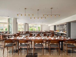 تقديم الإفطار، الأطباق العالمية، إطلالات على حمام السباحة