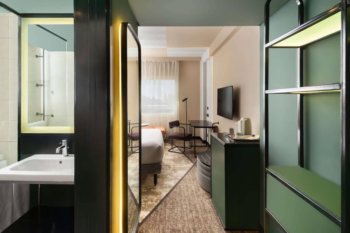 Habitación doble superior, 1 cama matrimonial, balcón | 1 habitación, minibar, caja de seguridad en la habitación y escritorio