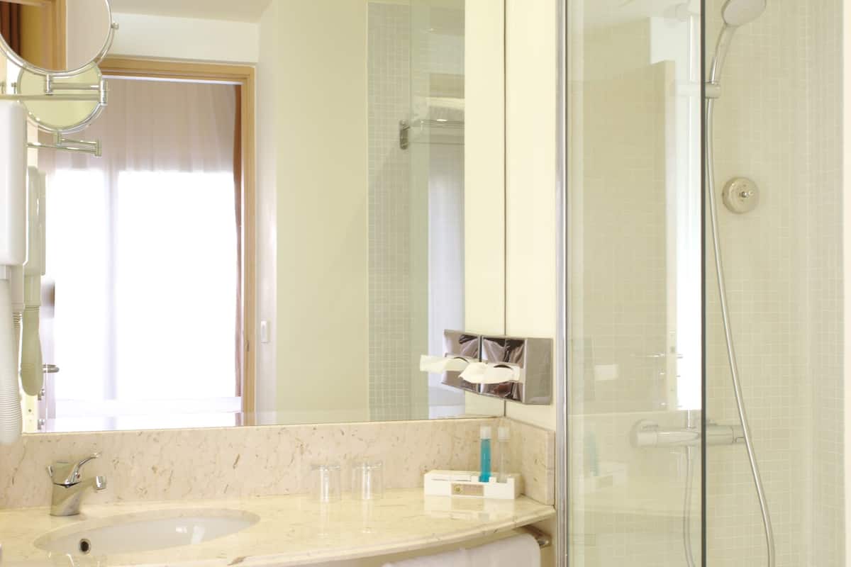 Douche, articles de toilette écologiques, sèche-cheveux