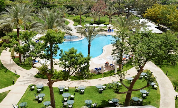 Outdoor pool, sun loungers