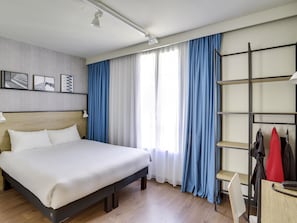 Chambre Standard, 1 lit double | Literie hypoallergĂ©nique, bureau, systĂšme dâinsonorisation