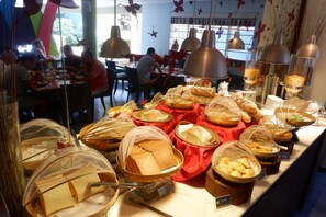 Daily buffet breakfast (IDR 121000 per person)