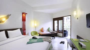 Superior-Zimmer, 1 Doppelbett, Poolblick | Zimmersafe, Schreibtisch, kostenloses WLAN, Bettwäsche