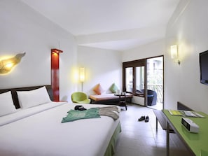 Habitació superior, 1 llit doble, vistes a la piscina | Caixa forta a l'habitació, escriptori, wifi gratuïta i roba de llit
