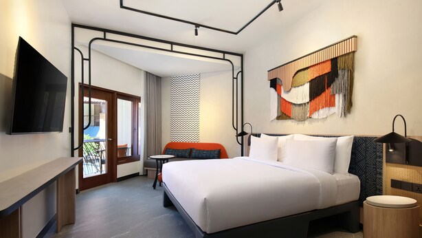In-room safe, desk, WiFi (free), bed sheets - TRIBE Bali Legian (Legian)