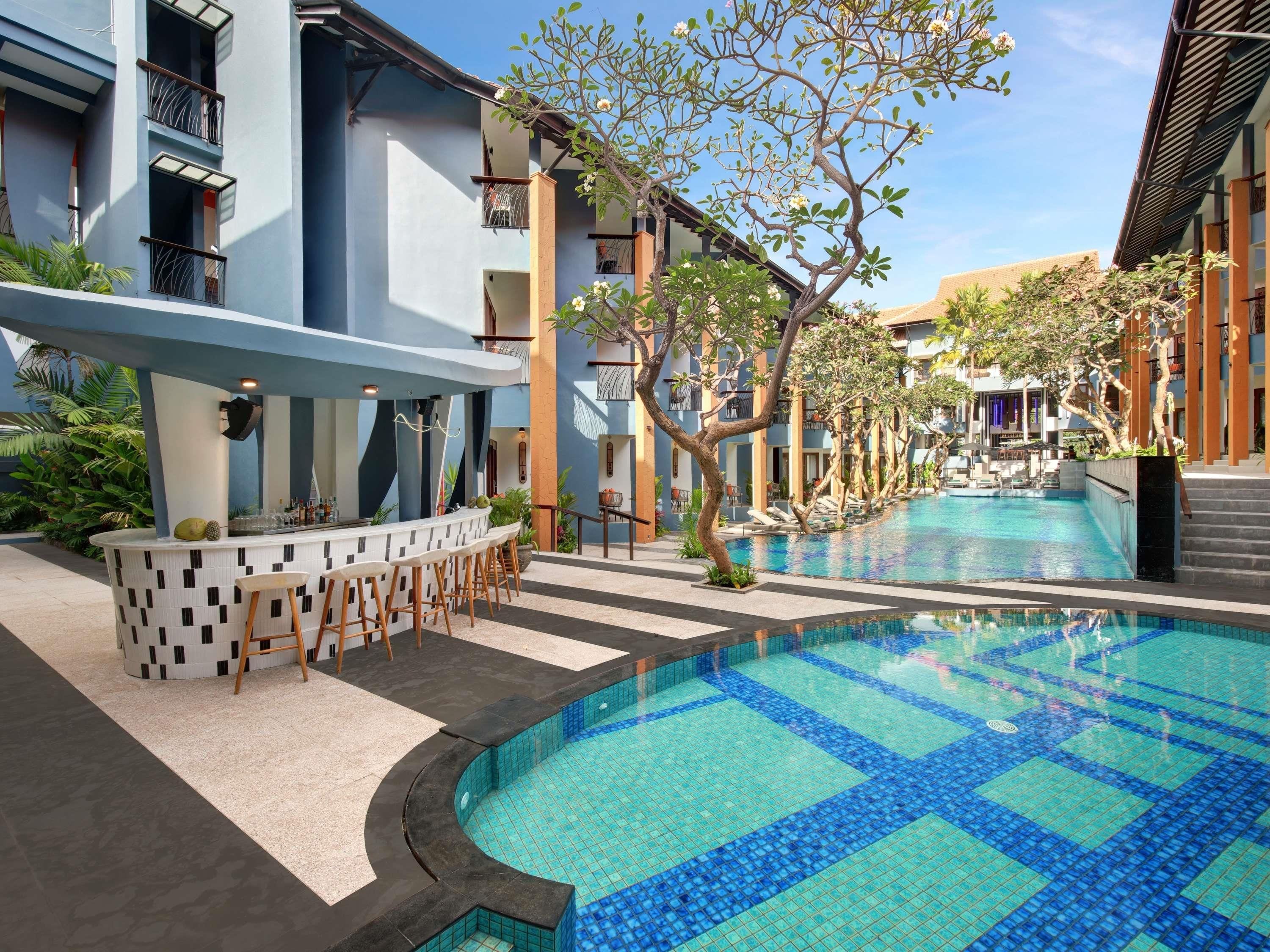 2 bars/lounges, poolside bar