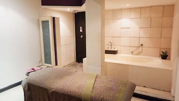 Couples treatment rooms, hot tub, body treatments, aromatherapy