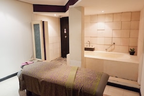 Couples treatment rooms, hot tub, body treatments, aromatherapy - TRIBE Bali Legian (Legian)