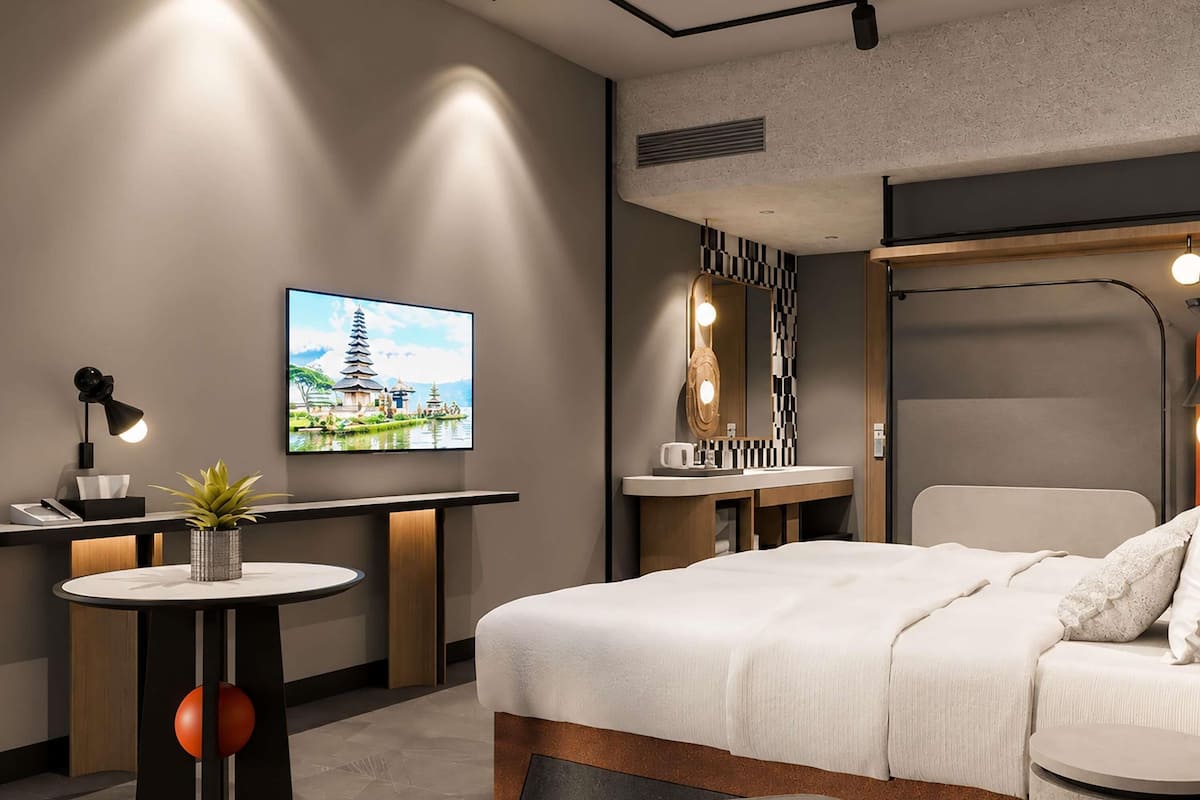 In-room safe, desk, WiFi (free), bed sheets
