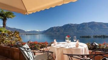 Petit déjeuner et dßner servis sur place, vue sur la plage