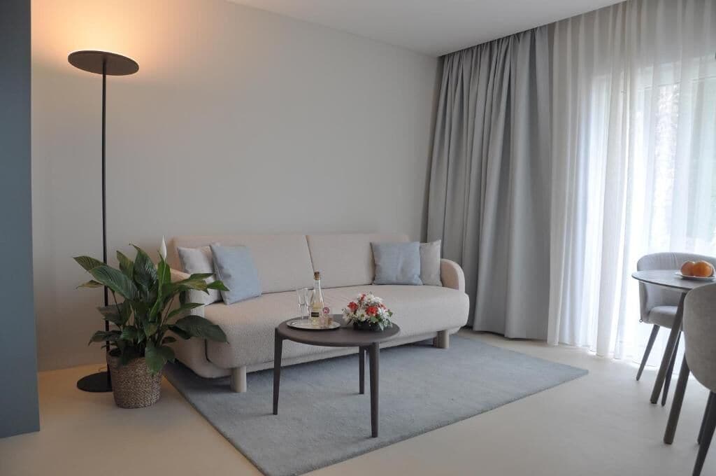 Luxury Suite, Balcony, Lake View | Living area