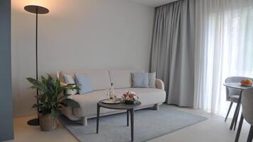 Luxury Suite, Balcony, Lake View | Living area