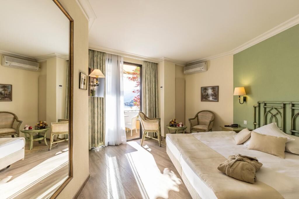 Classic Double or Twin Room, Balcony, Lake View | In-room safe, Internet, alarm clocks