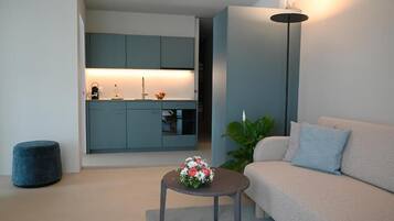 Luxury Suite, Balcony, Lake View | Living area