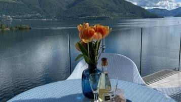 Suite Luxe, balcon, vue lac | Restauration extérieure