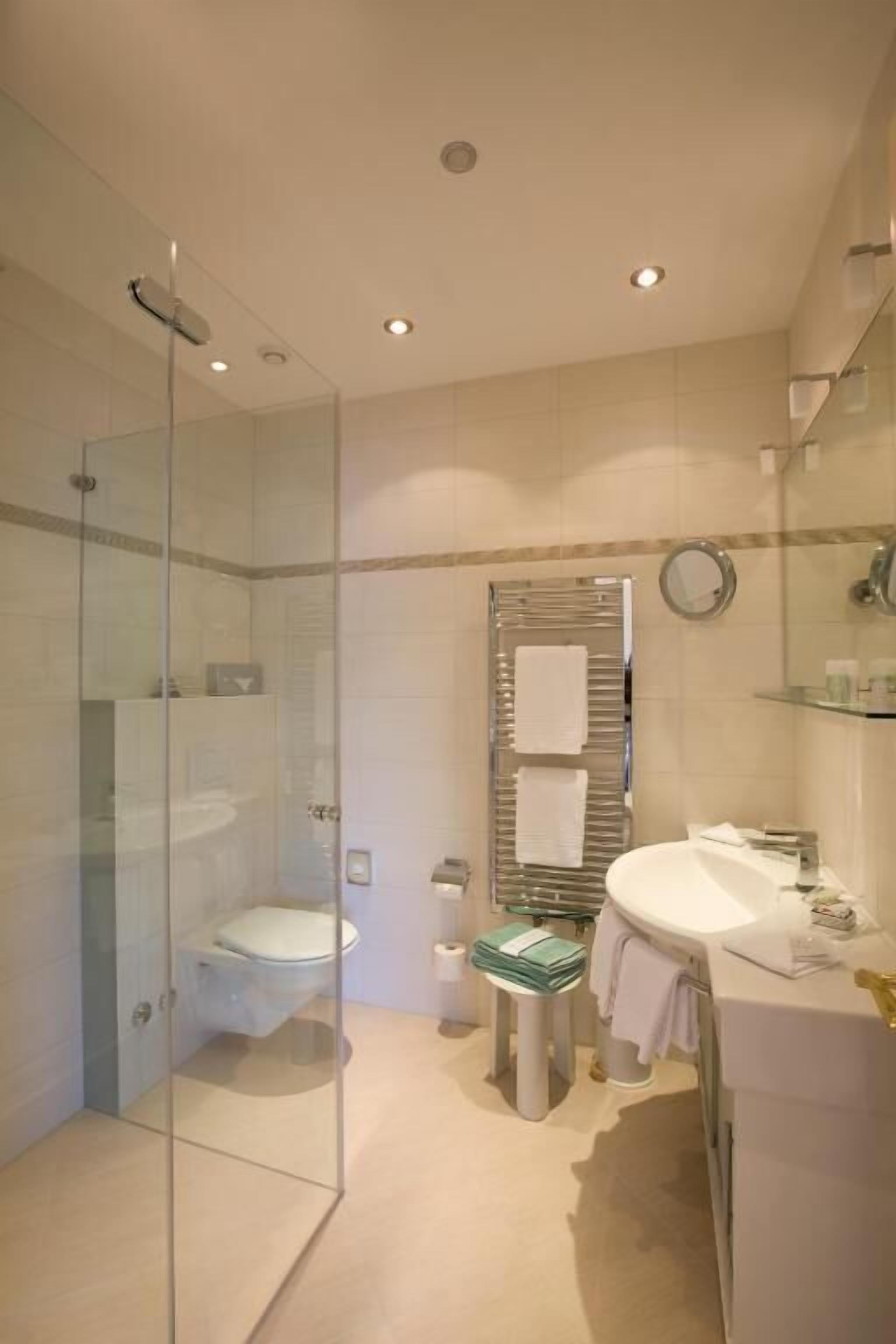 Chambre Quadruple Familiale, balcon, vue lac | Salle de bain