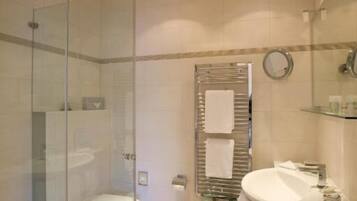 Chambre Quadruple Familiale, balcon, vue lac | Salle de bain