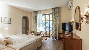 Coffres-forts dans les chambres, Internet, réveils