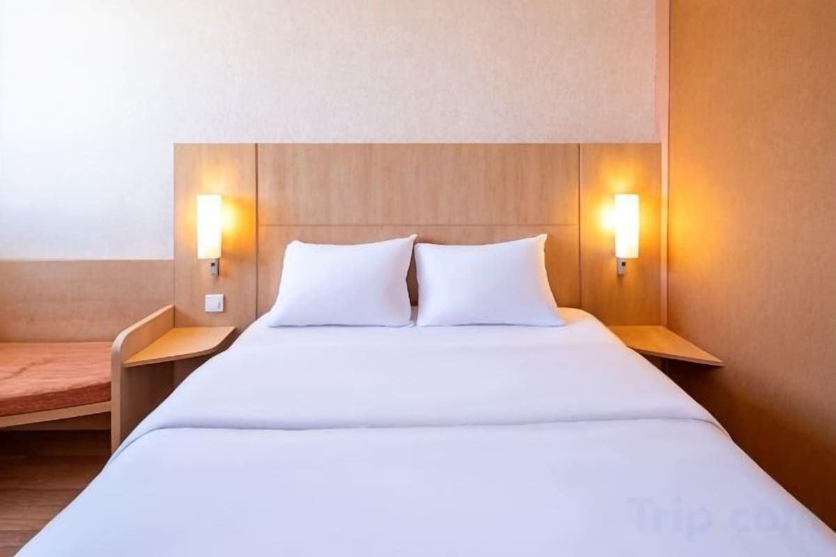 Ropa de cama de alta calidad y caja de seguridad en la habitación