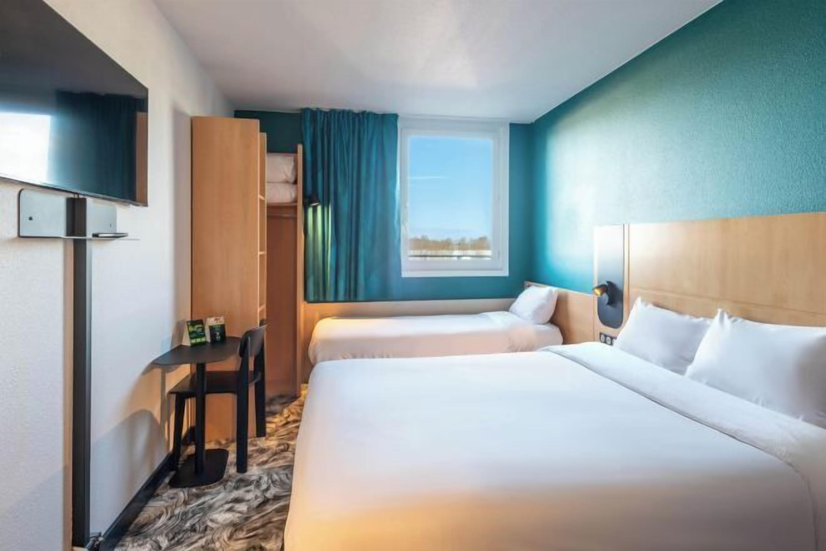 Premium bedding, in-room safe, desk, blackout drapes