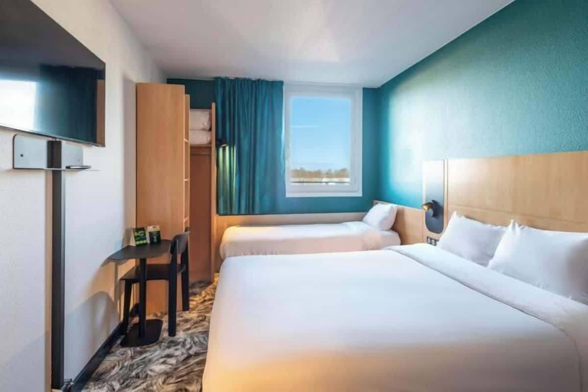 Premium bedding, in-room safe, desk, blackout curtains