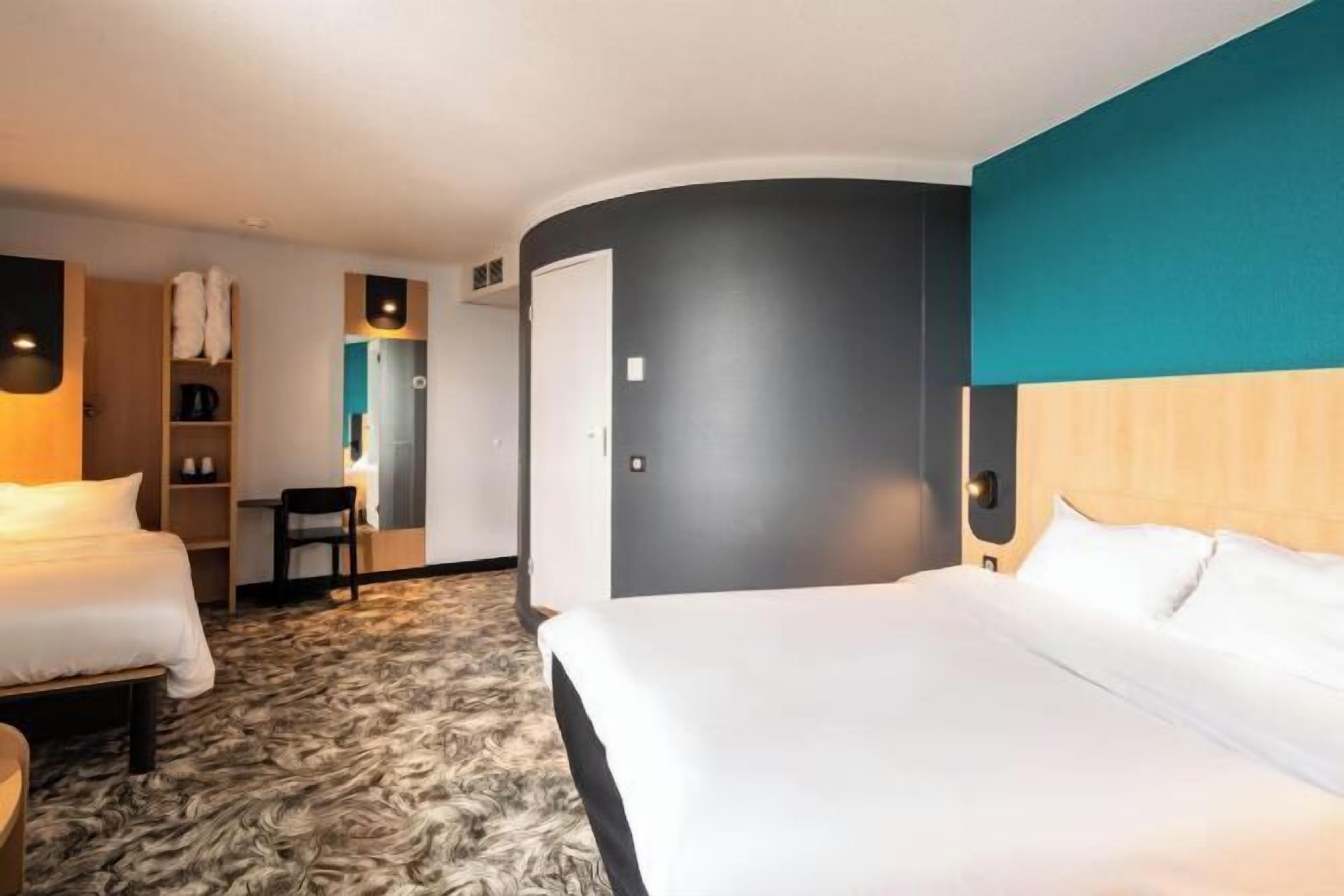 Premium bedding, in-room safe, desk, blackout drapes