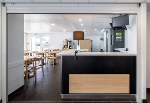 Reception - B&B HOTEL Calais Terminal Cité de l'Europe 3 étoiles (Coquelles)