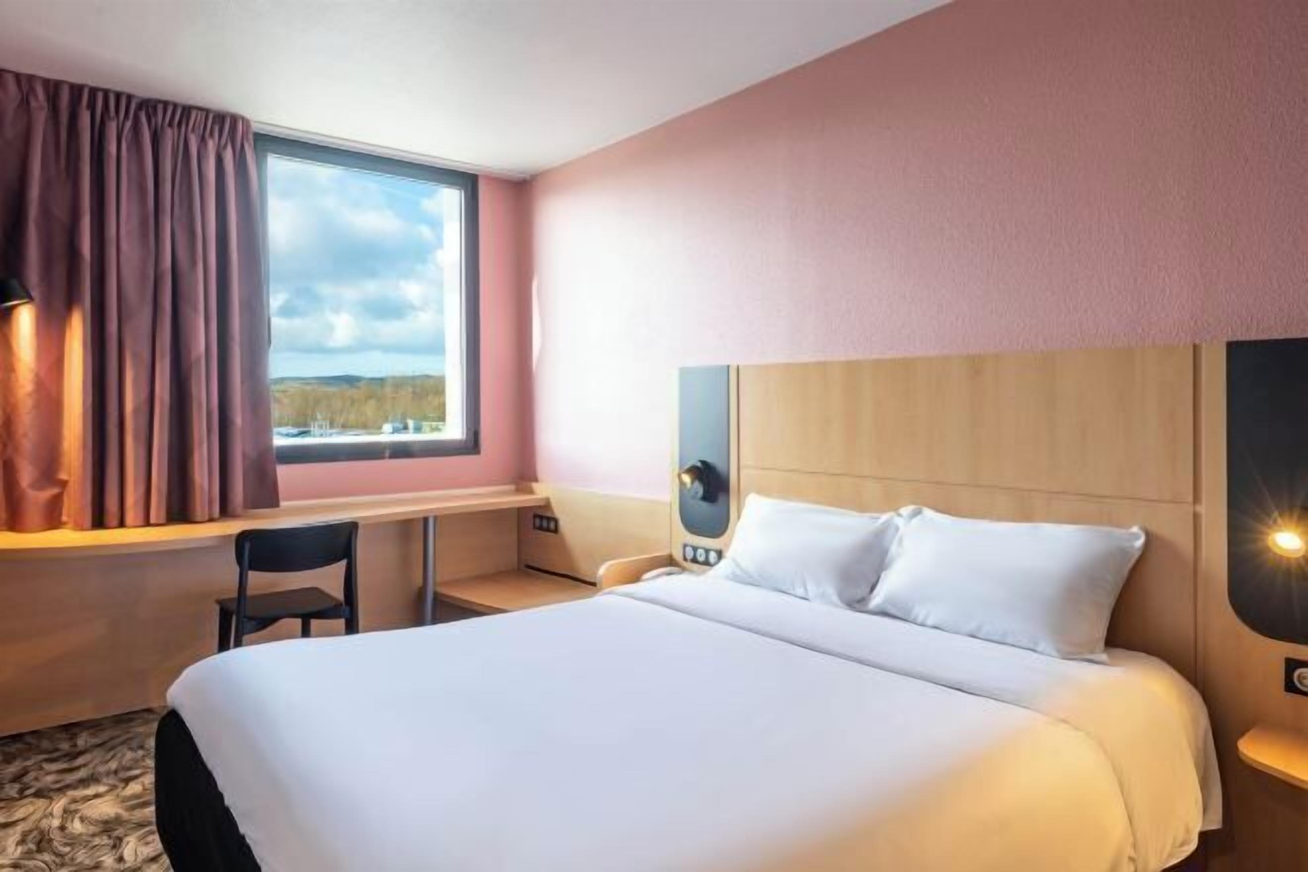 Premium bedding, in-room safe, desk, blackout drapes