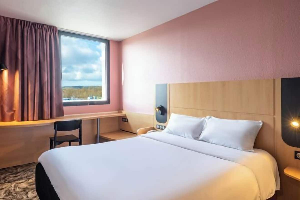 Premium bedding, in-room safe, desk, blackout curtains