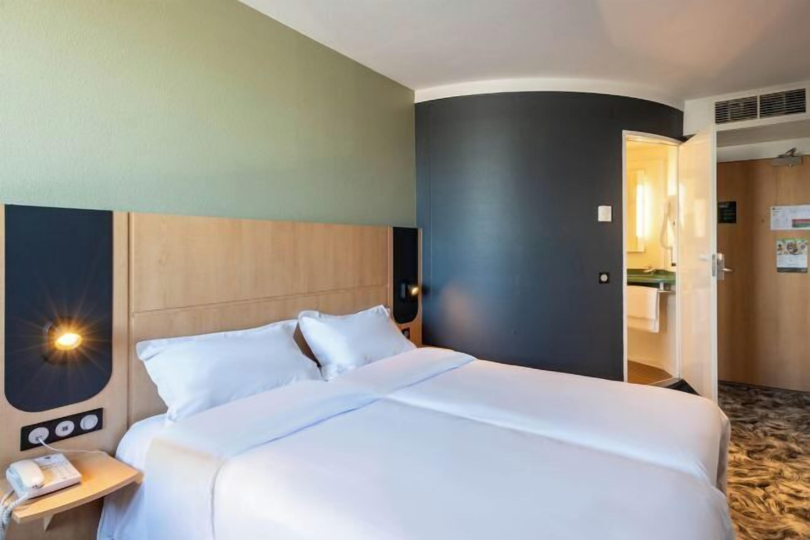 Premium bedding, in-room safe, desk, blackout drapes