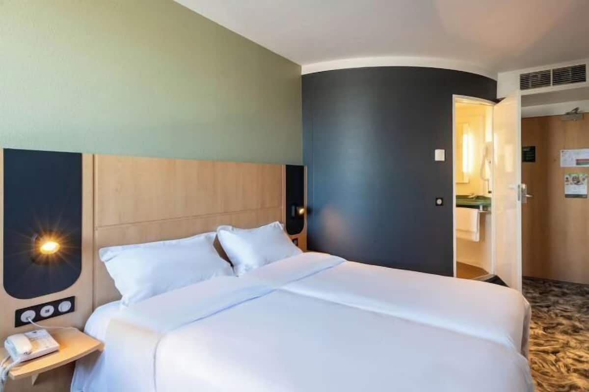 Ropa de cama de alta calidad y caja de seguridad en la habitación