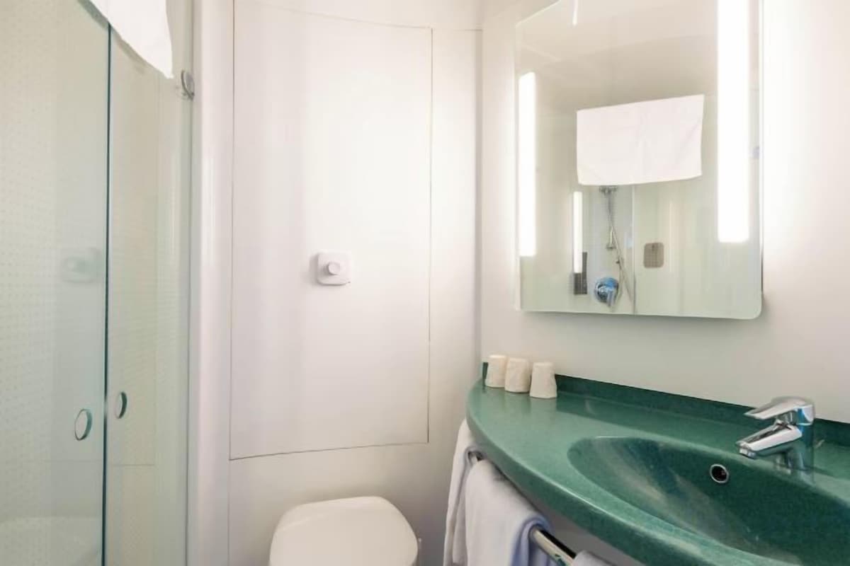 Shower, free toiletries, hair dryer, towels