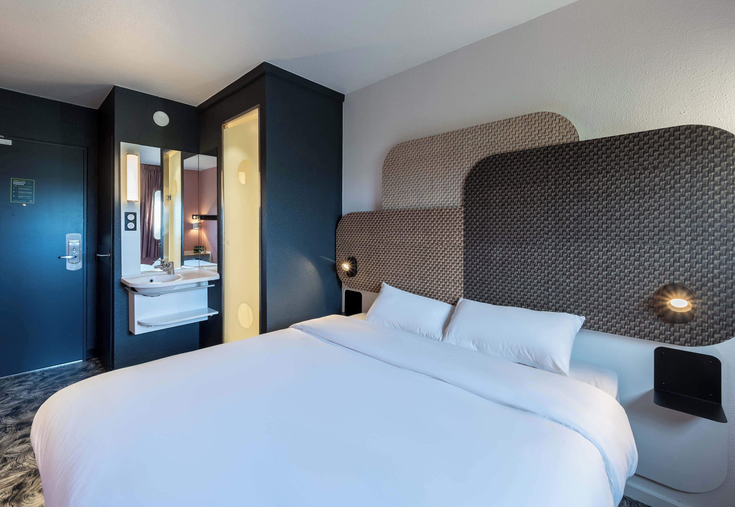 double room, non smoking | premium bedding, in-room safe, desk, blackout curtains