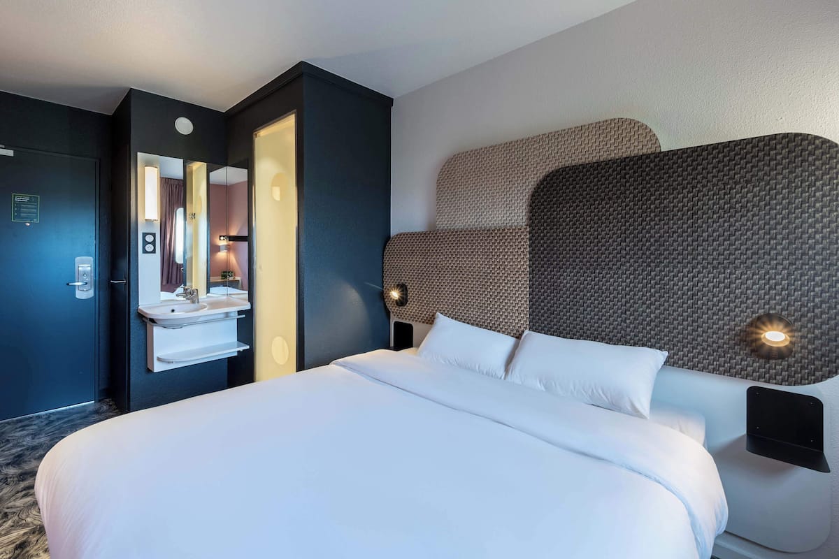 double room, non smoking | premium bedding, in-room safe, desk, blackout curtains