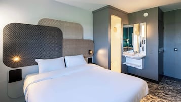 Ropa de cama de alta calidad y caja de seguridad en la habitación