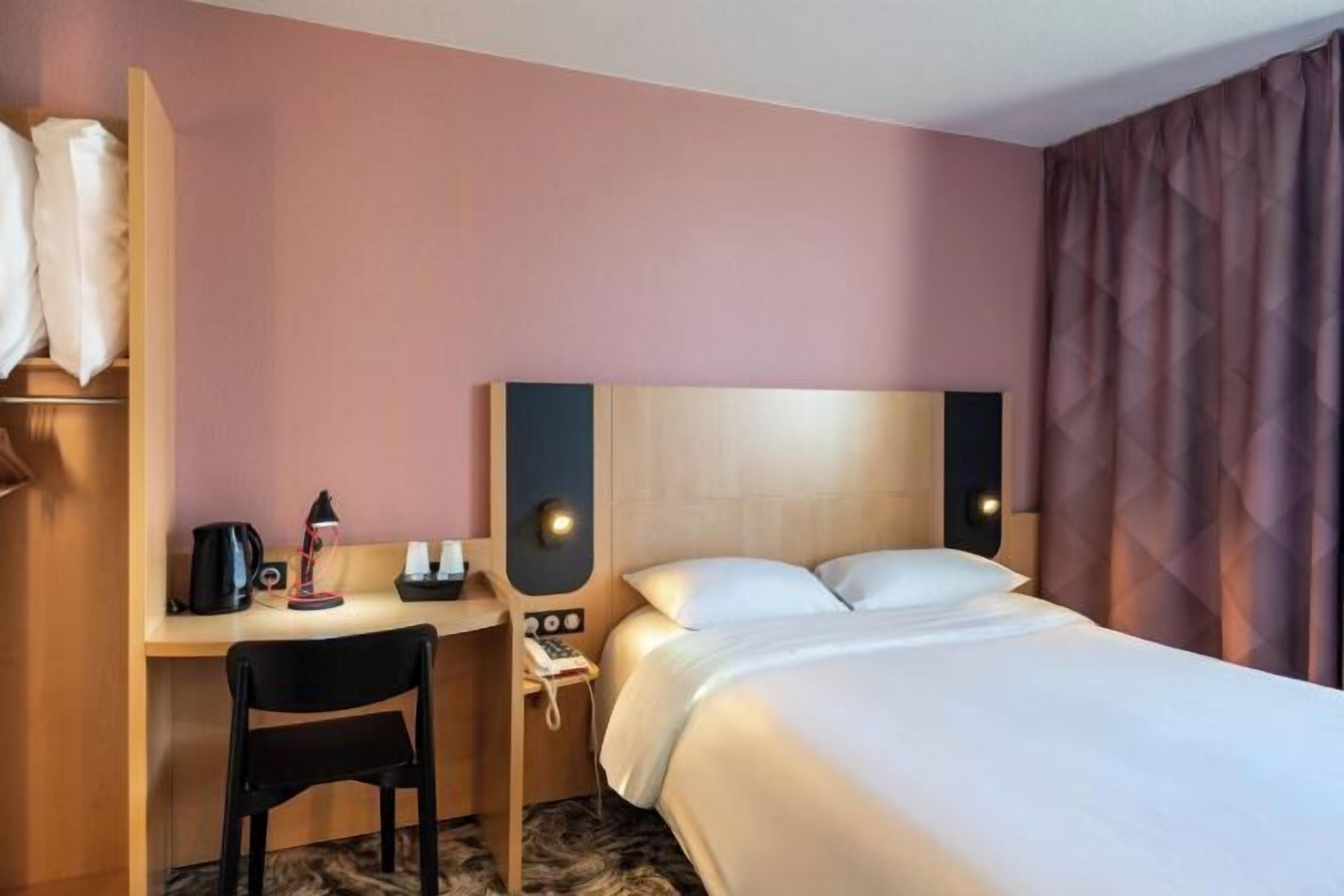 Premium bedding, in-room safe, desk, blackout drapes