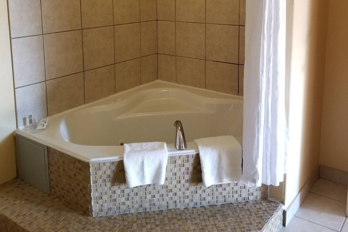 executive suite | jetted bathtub