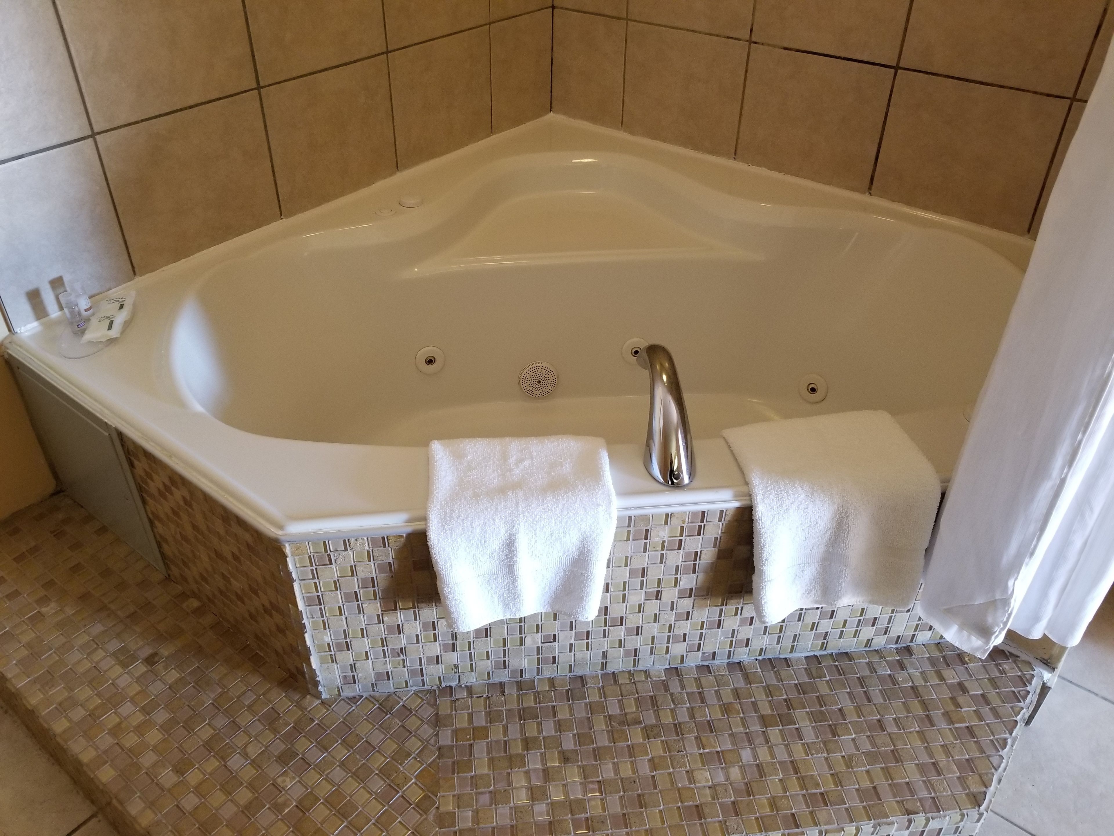 honeymoon suite (junior) | jetted bathtub