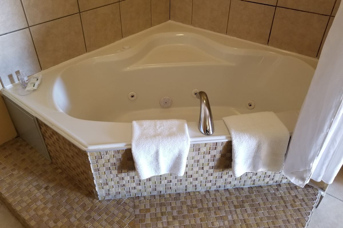 honeymoon suite (junior) | jetted bathtub