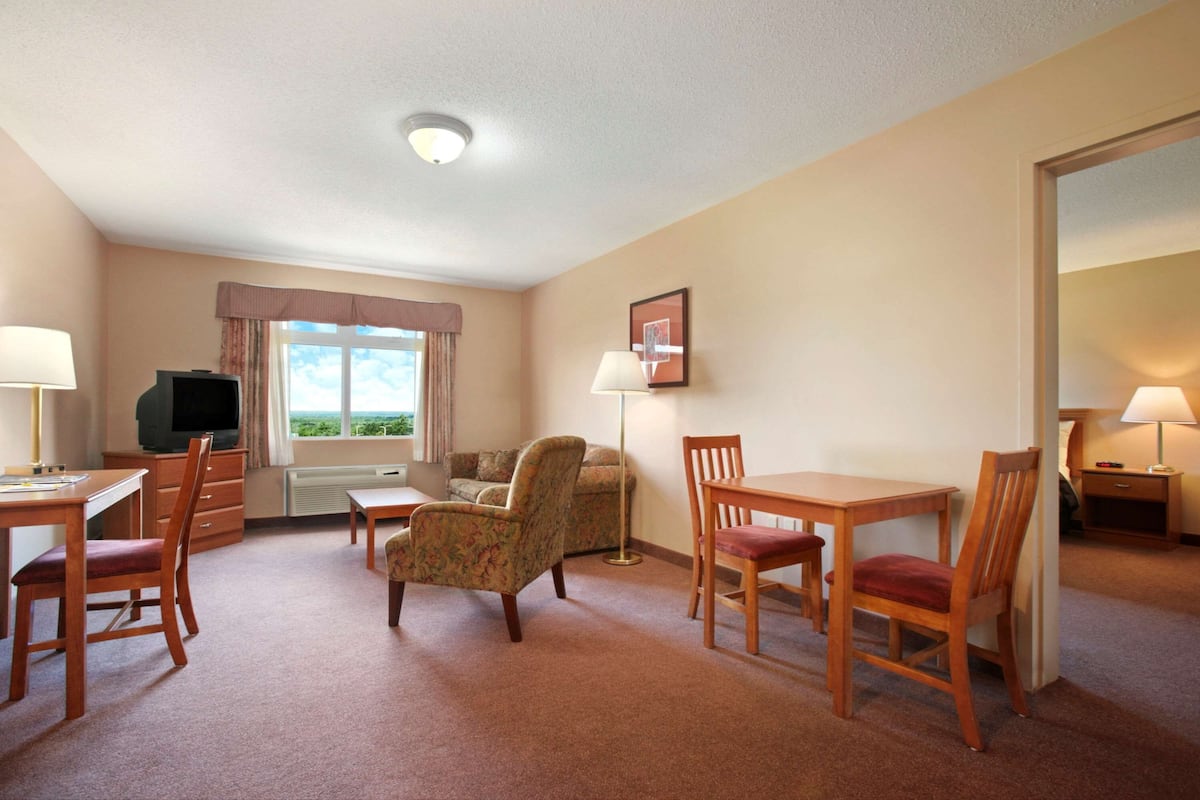 In-room safe, desk, iron/ironing board, cribs/infant beds