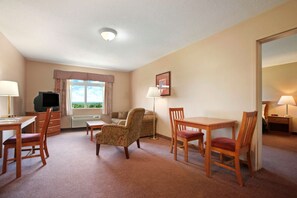 In-room safe, desk, iron/ironing board, cribs/infant beds - Days Inn & Conference Centre by Wyndham Oromocto (Oromocto)