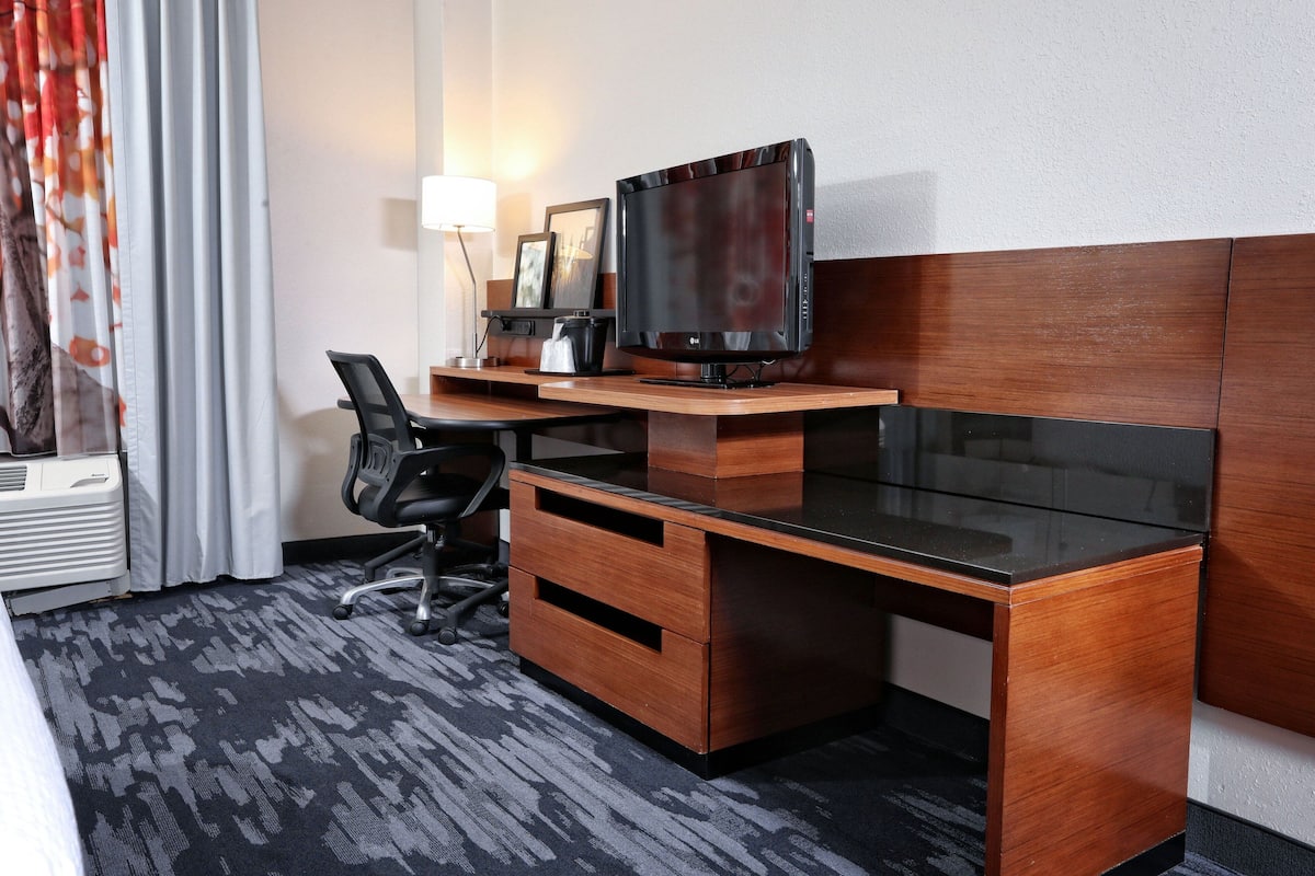 Een bureau, een laptopwerkplek, een strijkplank/strijkijzer, gratis wifi