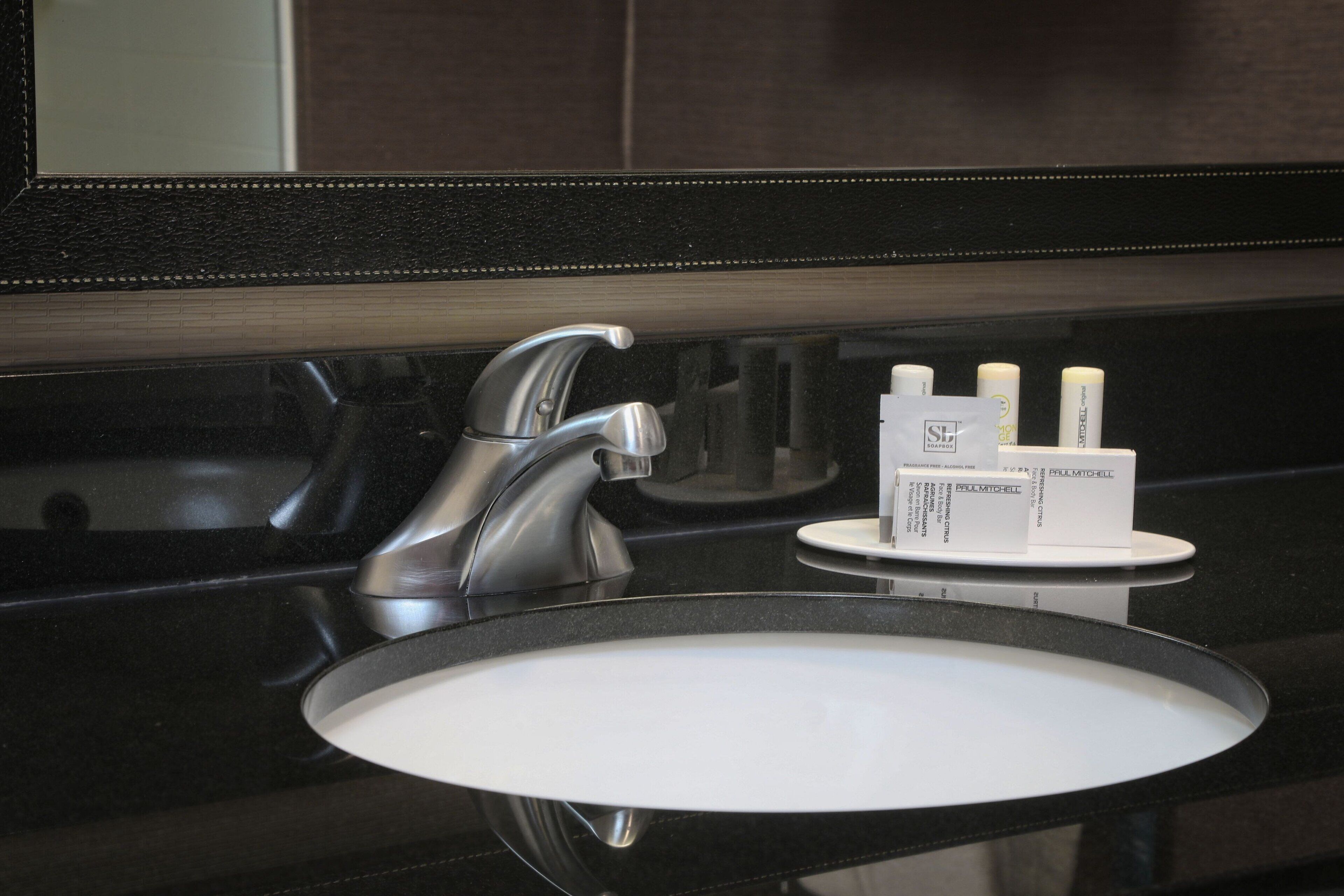 combined shower/bathtub, hair dryer, towels