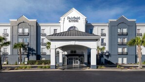 Un hotel Marriott Fairfield con fachada simétrica, una entrada amplia y balcones.
