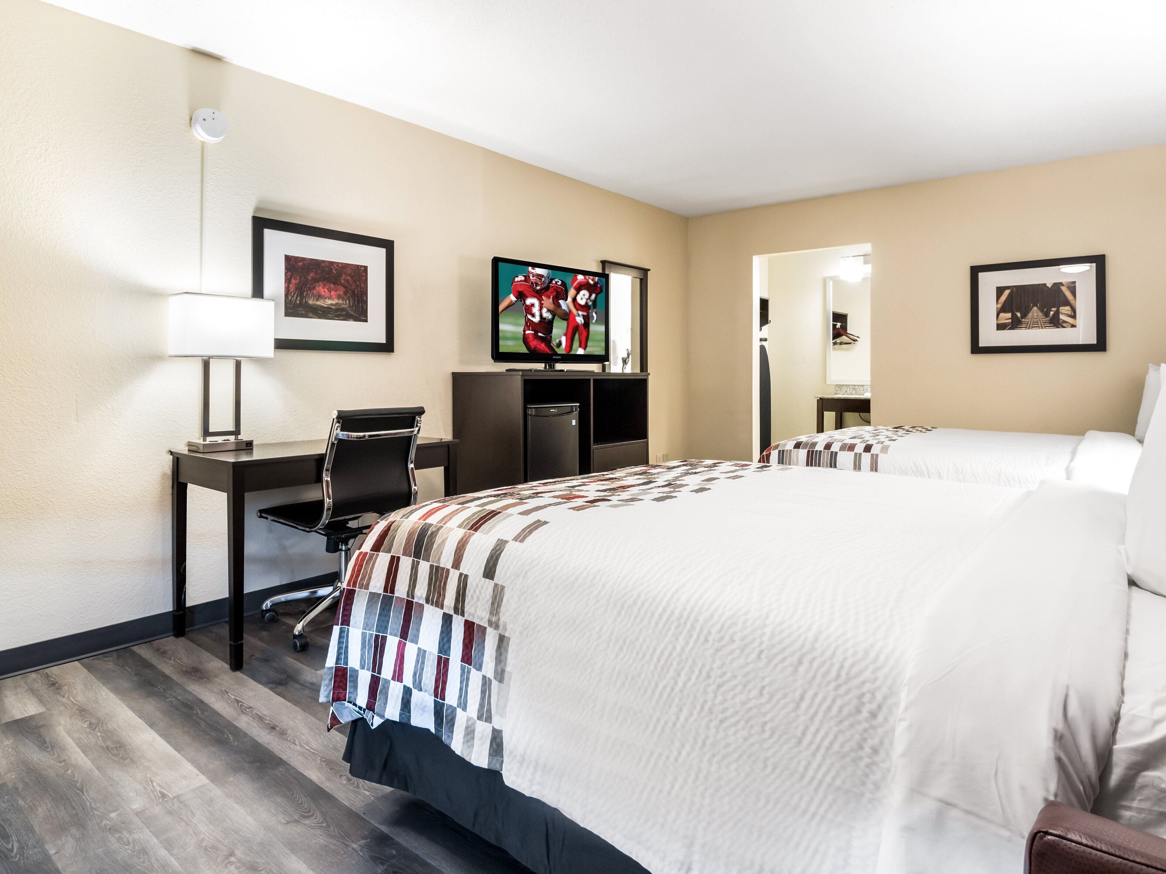 Escritorio, espacio para trabajar con laptop y cortinas blackout 