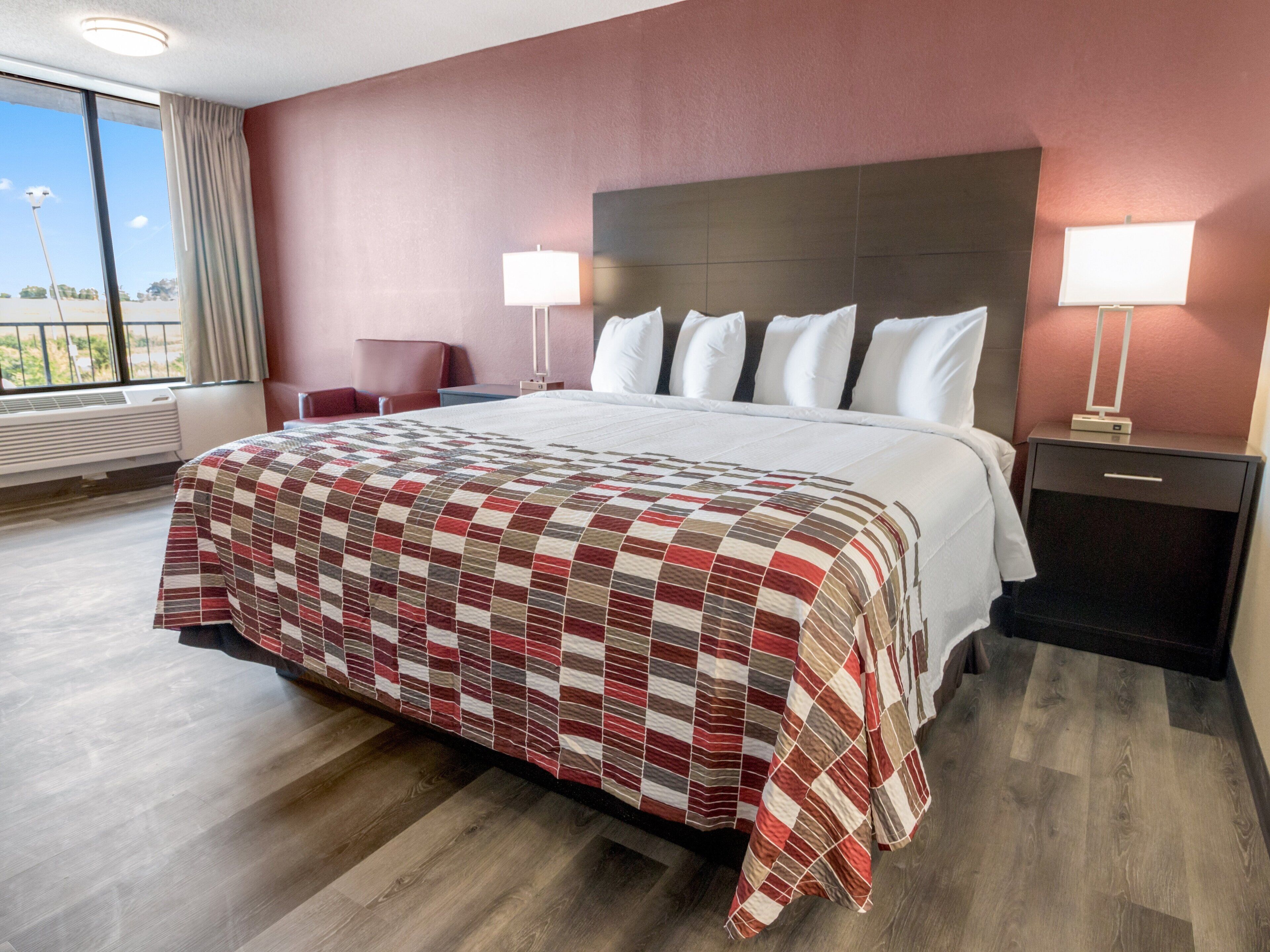 Meja kerja, ruang kerja ramah laptop, dan tirai kedap cahaya