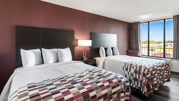 Escritorio, espacio para trabajar con laptop y cortinas blackout