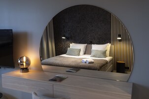 Frigobar, escrivaninha, ferros/tábuas de passar roupa, Wi-Fi de cortesia