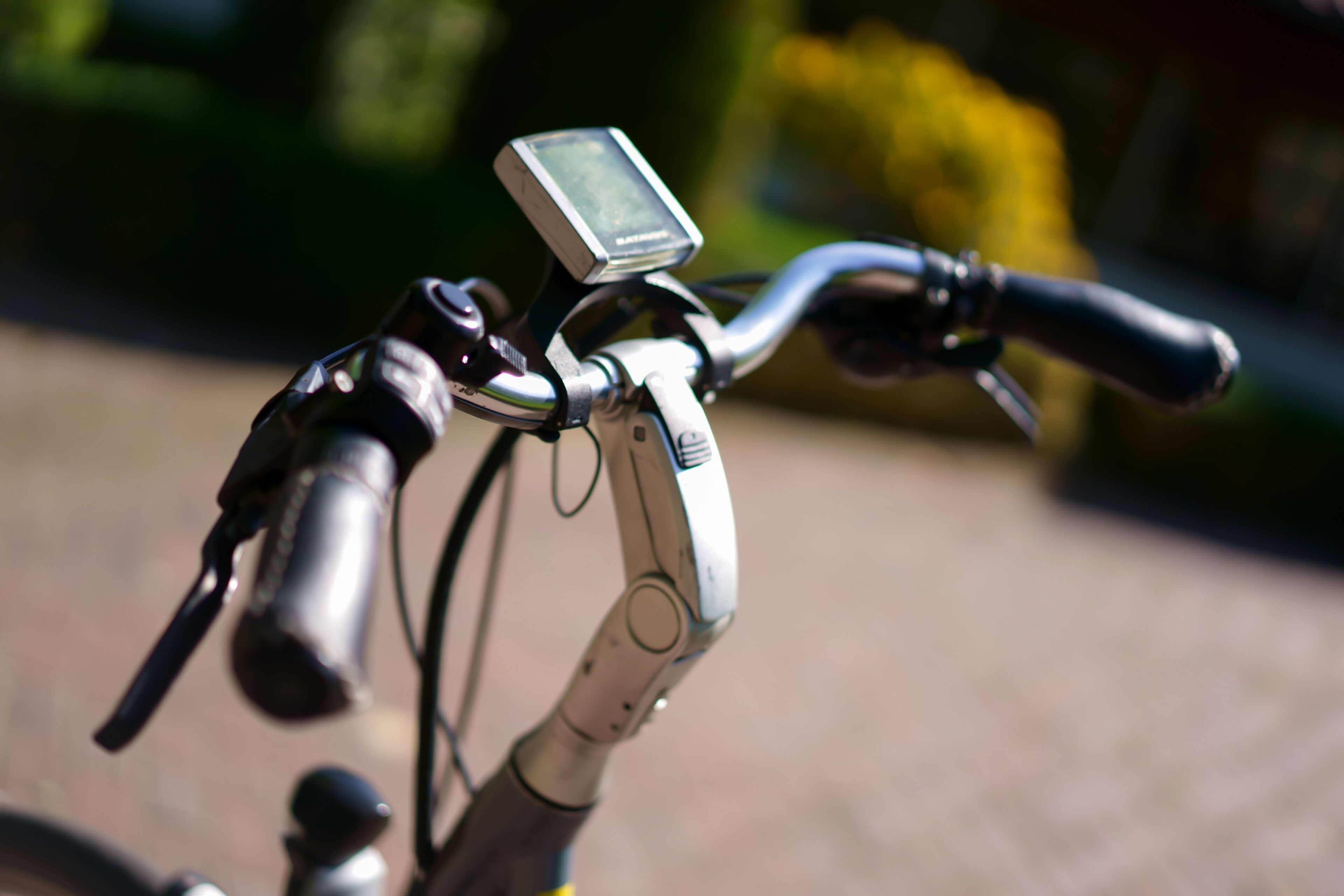 Een fietsstuur met een digitaal apparaat erop bevestigd.