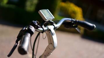 Een fietsstuur met een digitaal apparaat erop bevestigd.